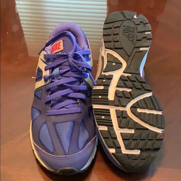 Nike Tennis Shoes - Picture 4 of 4